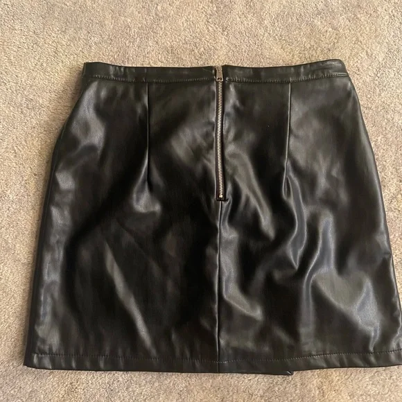Black mini skirt fake leather. New no tag. Medium. With gold zipper and belt - Picture 4 of 5